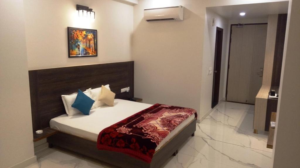 Alankrita Suites & Party Halls メーラト エクステリア 写真