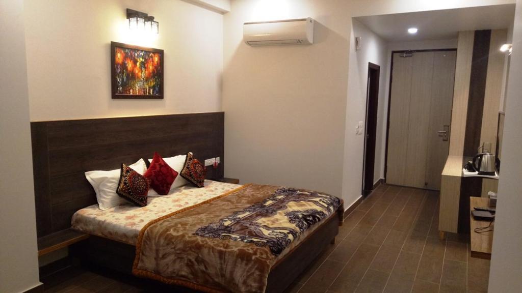 Alankrita Suites & Party Halls メーラト エクステリア 写真